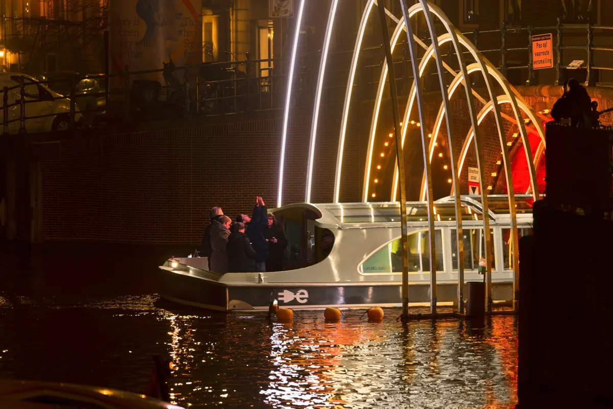 Amsterdam Light Festival Grachtenfahrt + unbegrenzte Getränke 🌟 &bull; Smidtje Canal Cruises Amsterdam - Méér dan een Rondvaart