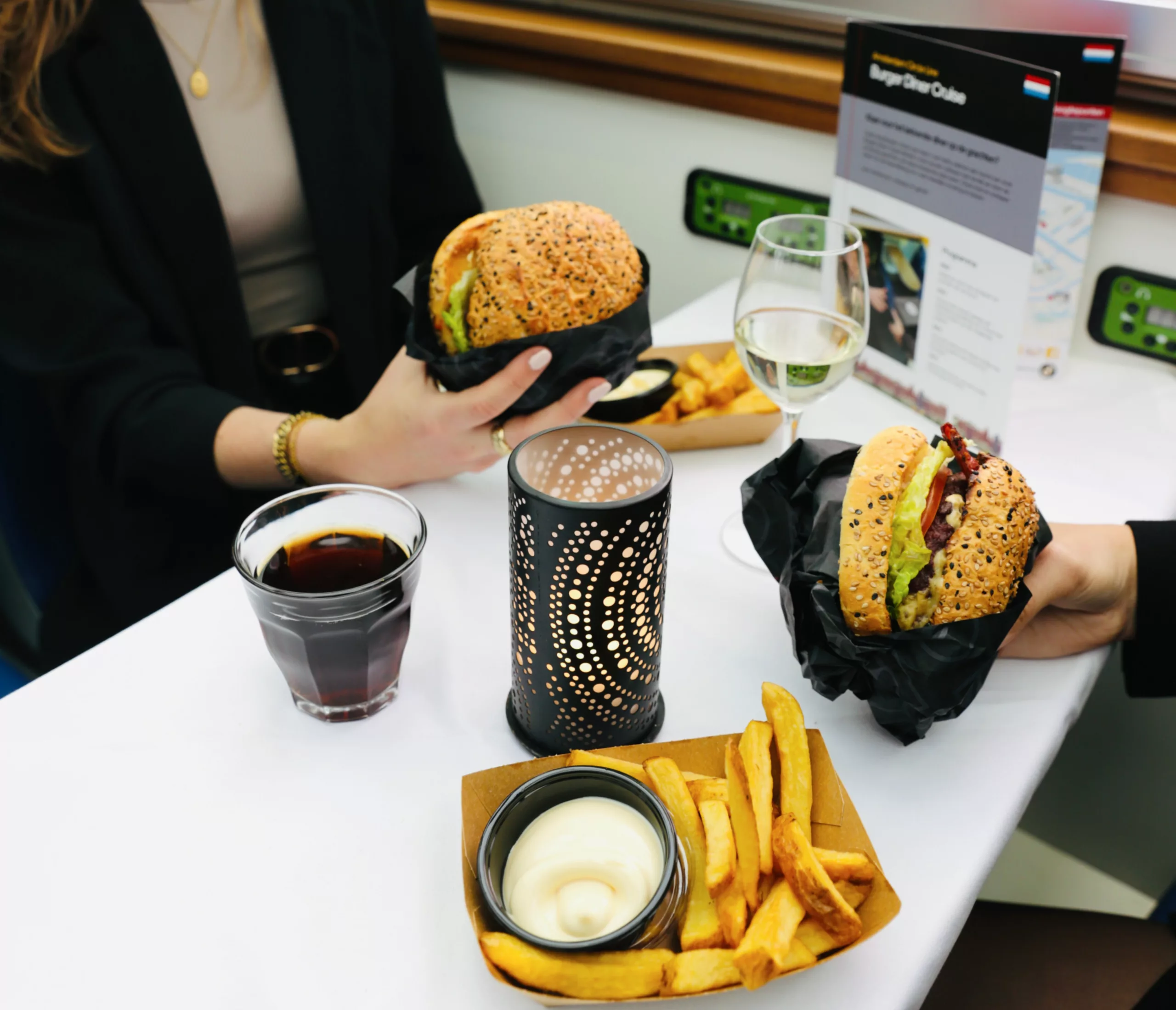 Smidtje Canal Cruises Amsterdam - Amsterdam: Burger Cruise met Burgerbar & Grachtenrondvaart hero