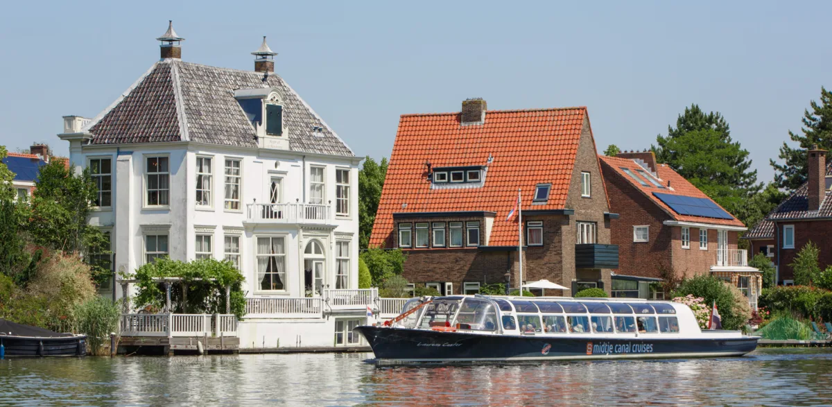 Industrial Heritage & Riverside Estates Cruise &bull; Smidtje Canal Cruises Haarlem - Unieke vaartochten met lokale expertise