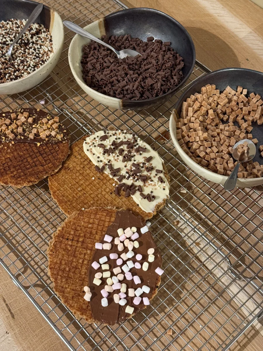 Combi Ticket – Dutch Stroopwaffle Workshop & Haarlem Canal Cruise &bull; Smidtje Canal Cruises Haarlem - Unieke vaartochten met lokale expertise