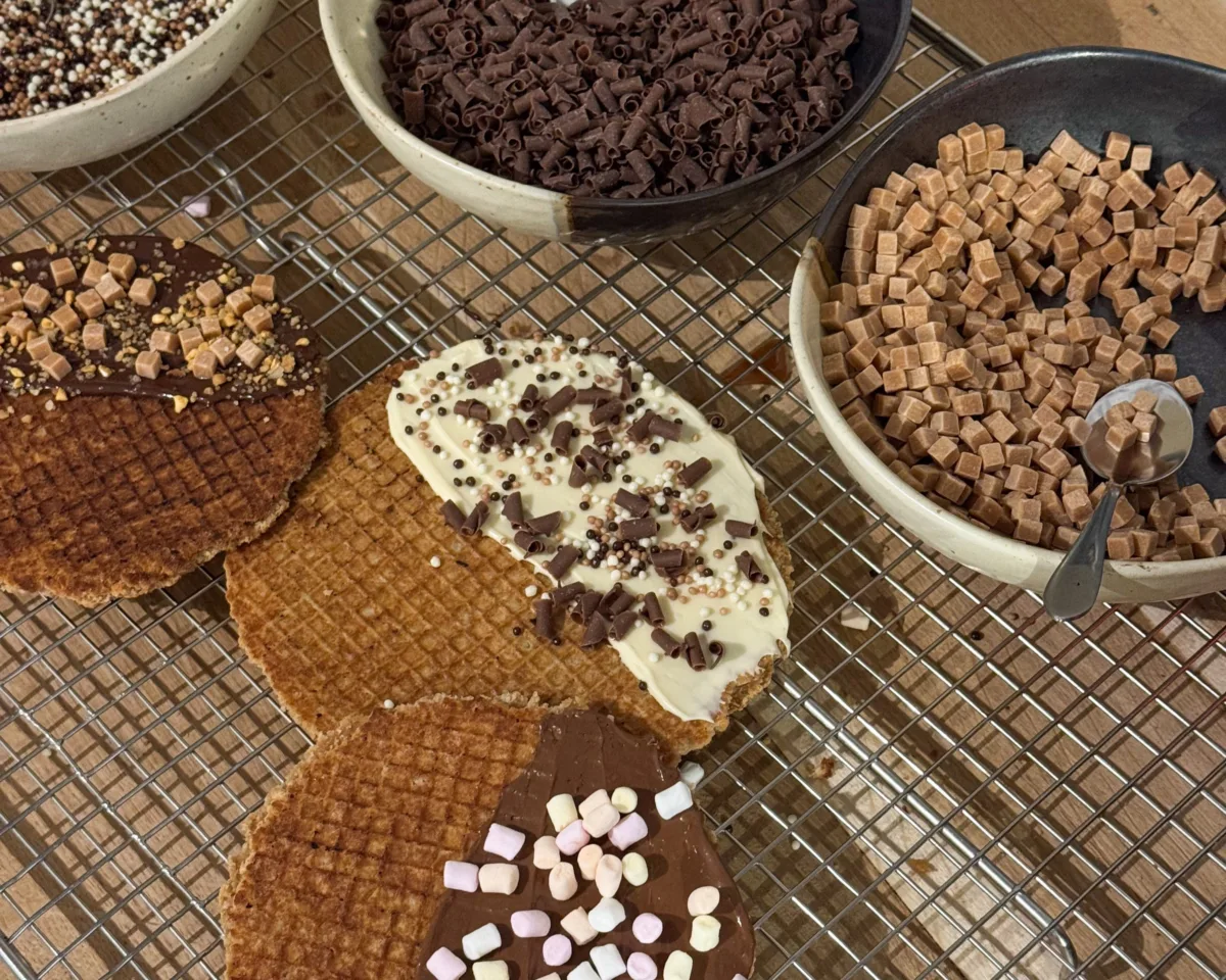 Combi Ticket – Dutch Stroopwaffle Workshop & Haarlem Canal Cruise &bull; Smidtje Canal Cruises Haarlem - Unieke vaartochten met lokale expertise